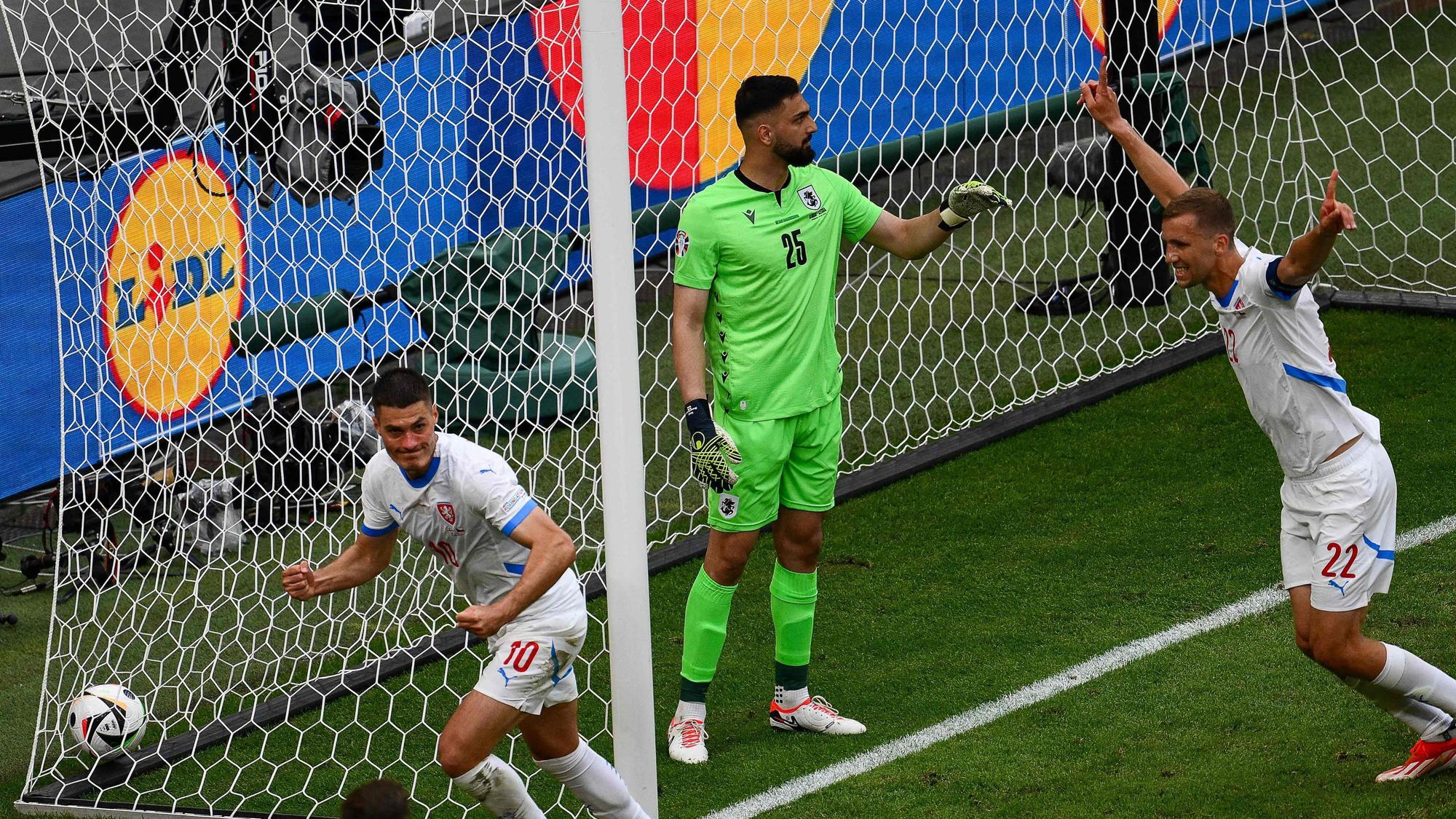 Patrik Schick (links) jubelt nach seinem Treffer zum zwischenzeitlichen 1:1 im Spiel gegen Georgien.