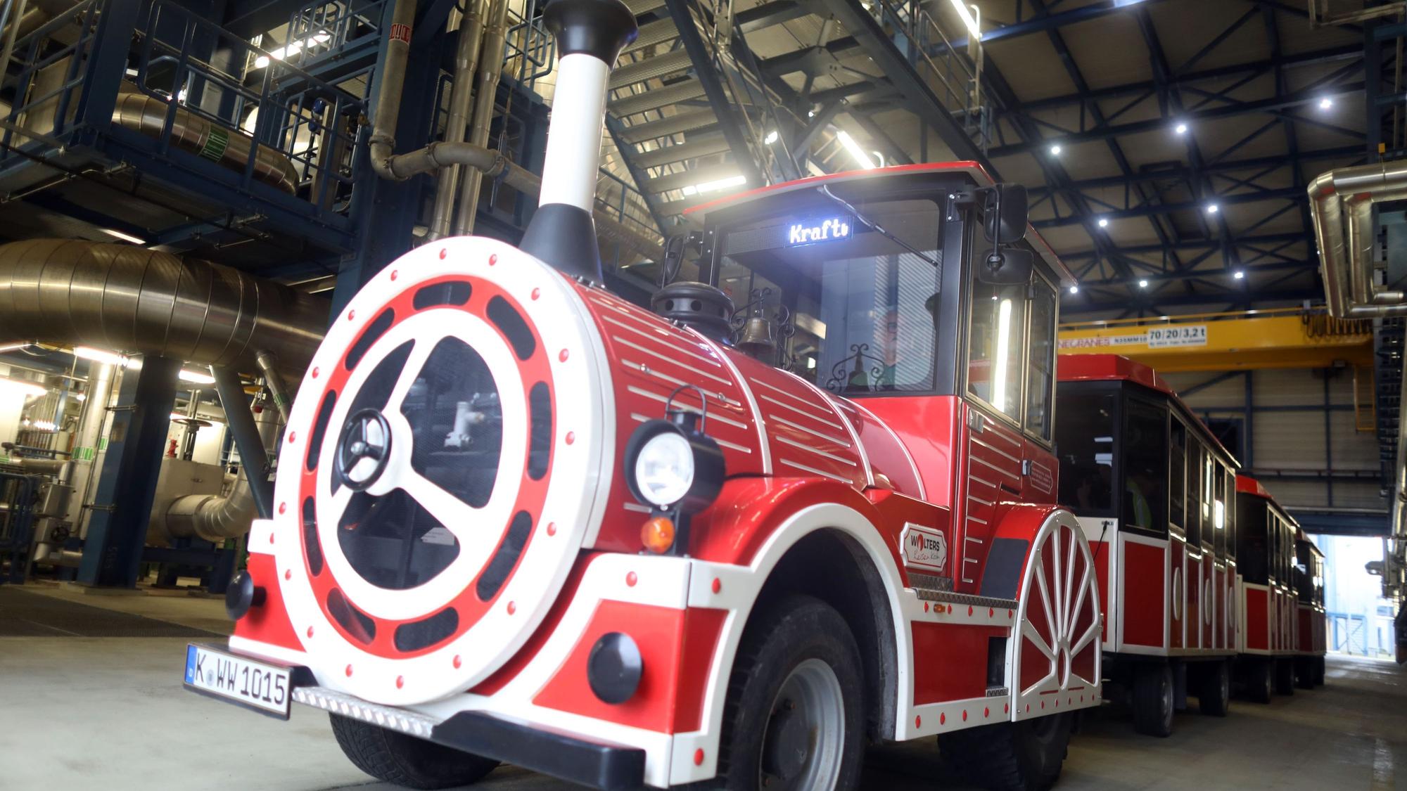 Eine Bimmelbahn auf dem Gelände der Rhein-Energie bei der Nacht der Technik.