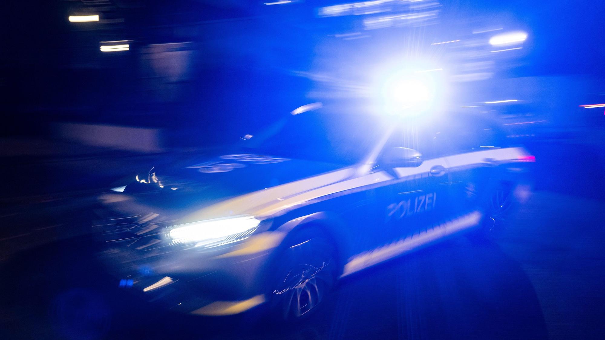 Ein Polizeifahrzeug mit Blaulicht im Dunkeln