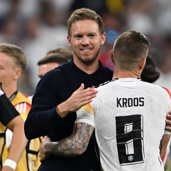 DFB-Coach Julian Nagelksmann und Toni Kroos freuen sich gemeinsam nach dem erfolgreichen Abschneiden in der EM-Gruppe A.