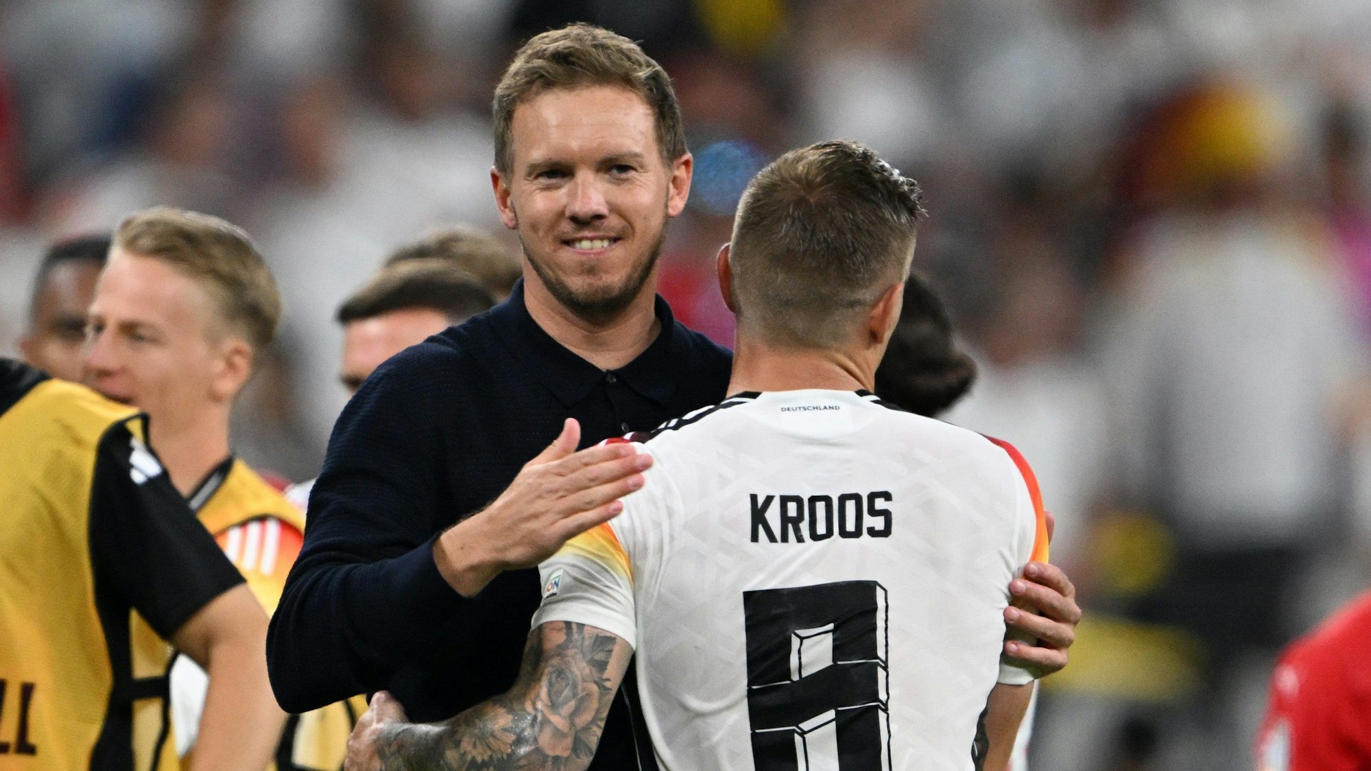 DFB-Coach Julian Nagelksmann und Toni Kroos freuen sich gemeinsam nach dem erfolgreichen Abschneiden in der EM-Gruppe A.