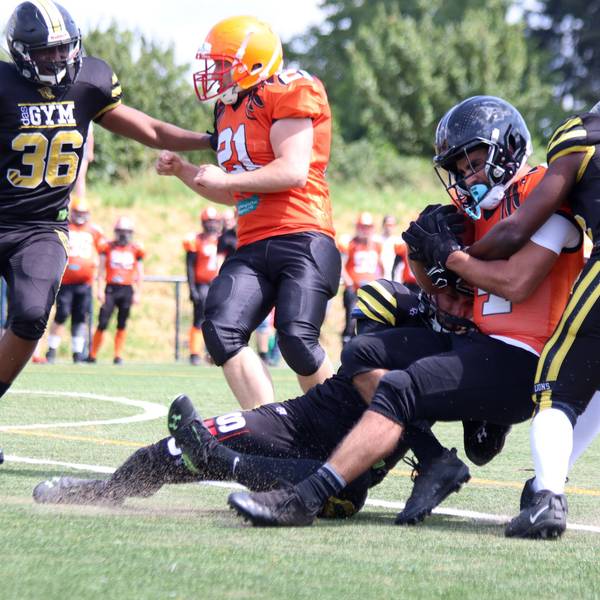 Zwei Spieler der Euskirchen Lions tackeln einen Gegenspieler.