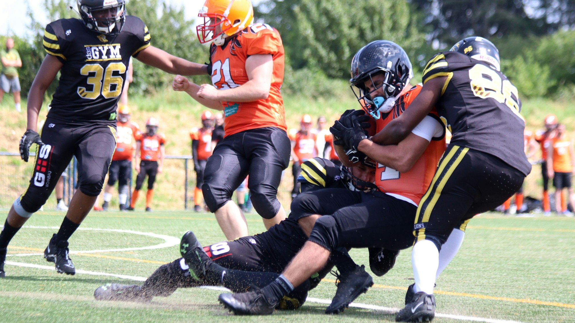 Zwei Spieler der Euskirchen Lions tackeln einen Gegenspieler.