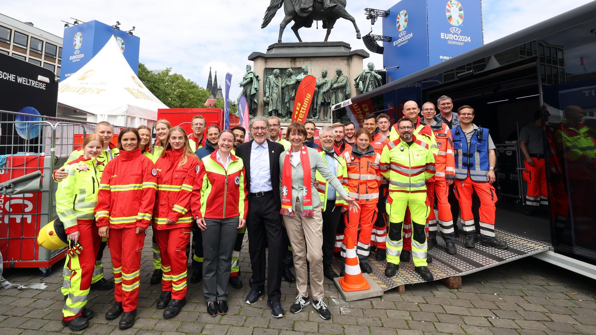 Oberbürgermeisterin Heniette Reker besucht eine Unfallhilfsstelle der UEFA Euro Fußball-Europameisterschaft 2024.