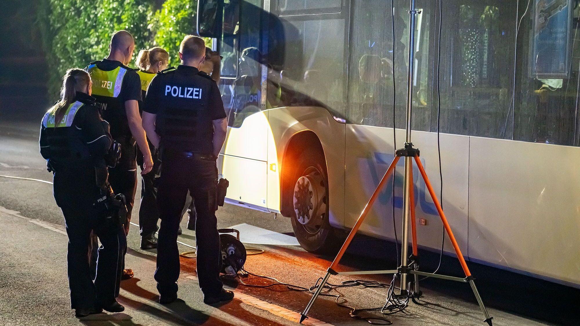Experten der Polizei untersuchen den Bus.