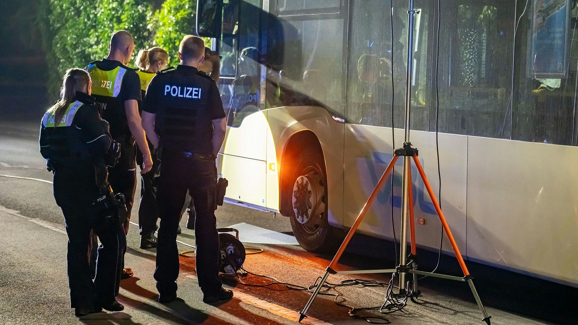 Experten der Polizei untersuchen den Bus.