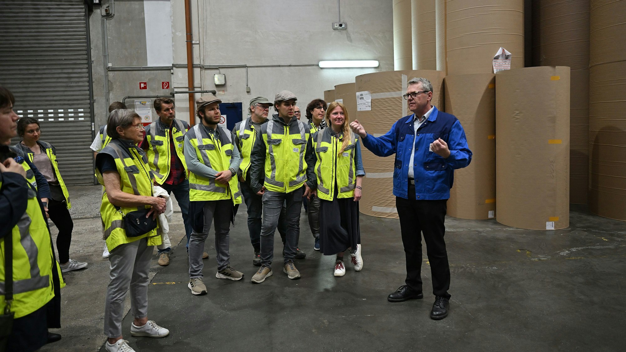 Einblick in Bergisch Gladbacher Unternehmen erhielten Interessierte bei der „Nacht der Technik“. Nach dem Überziehen einer Sicherheitsweste unternahm eine Gruppe einen Rundgang durch die Wellpappenfabrik „Bandis und Knopp“.