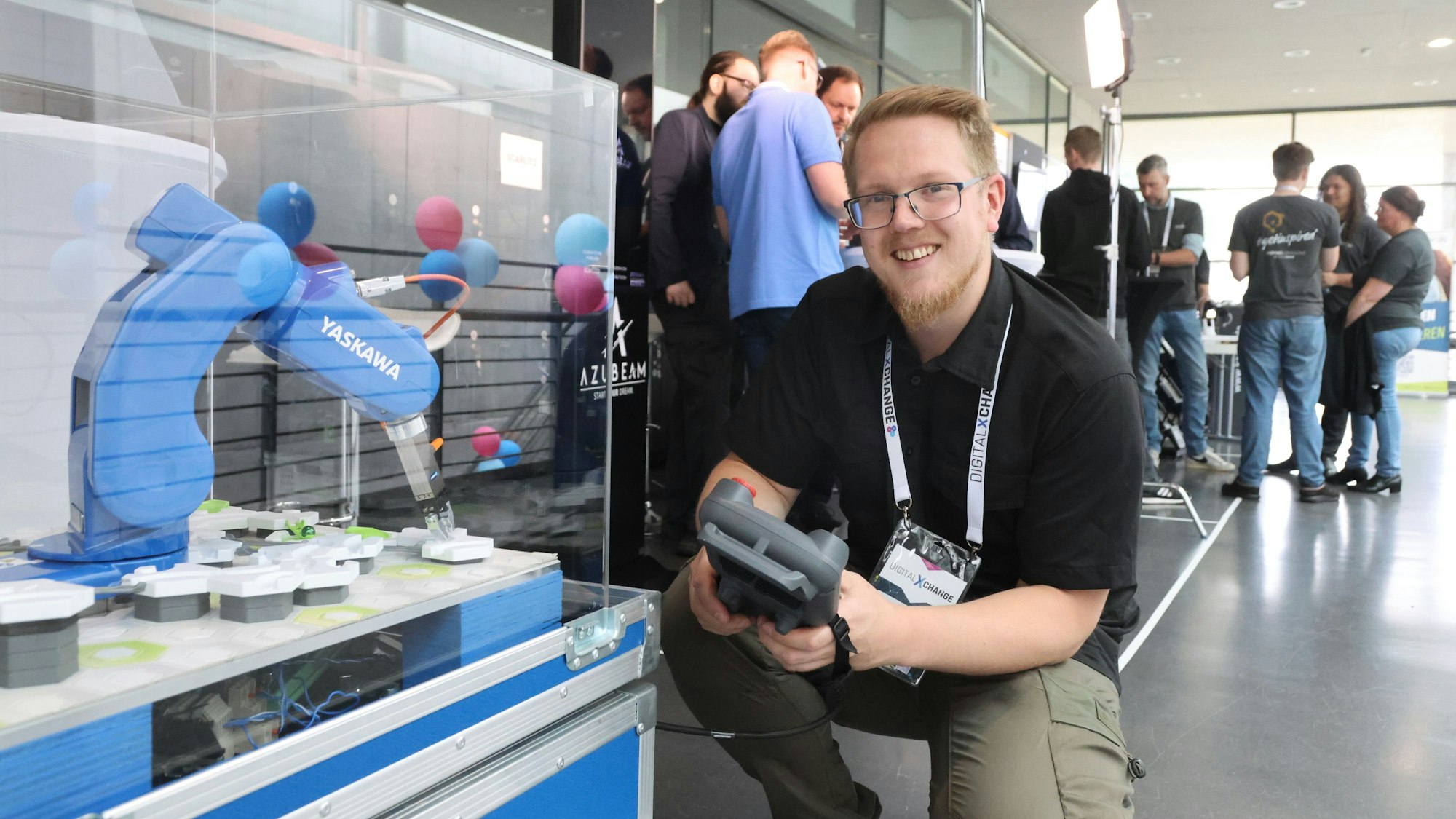 Tobias Weinert präsentierte bei der Unternehmensmesse eine Roboteranwendung