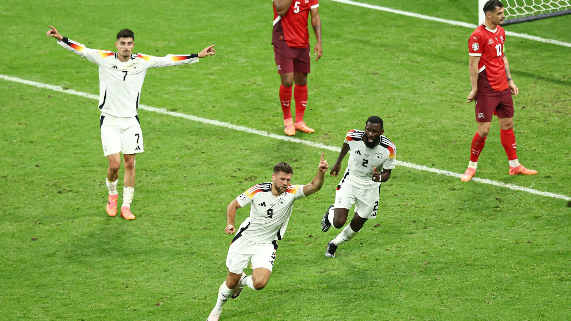 Später Jubel beim DFB: Torschütze Niclas Füllkrug dreht ab und feiert seinen Ausgleich zum 1:1 gegen die Schweiz.