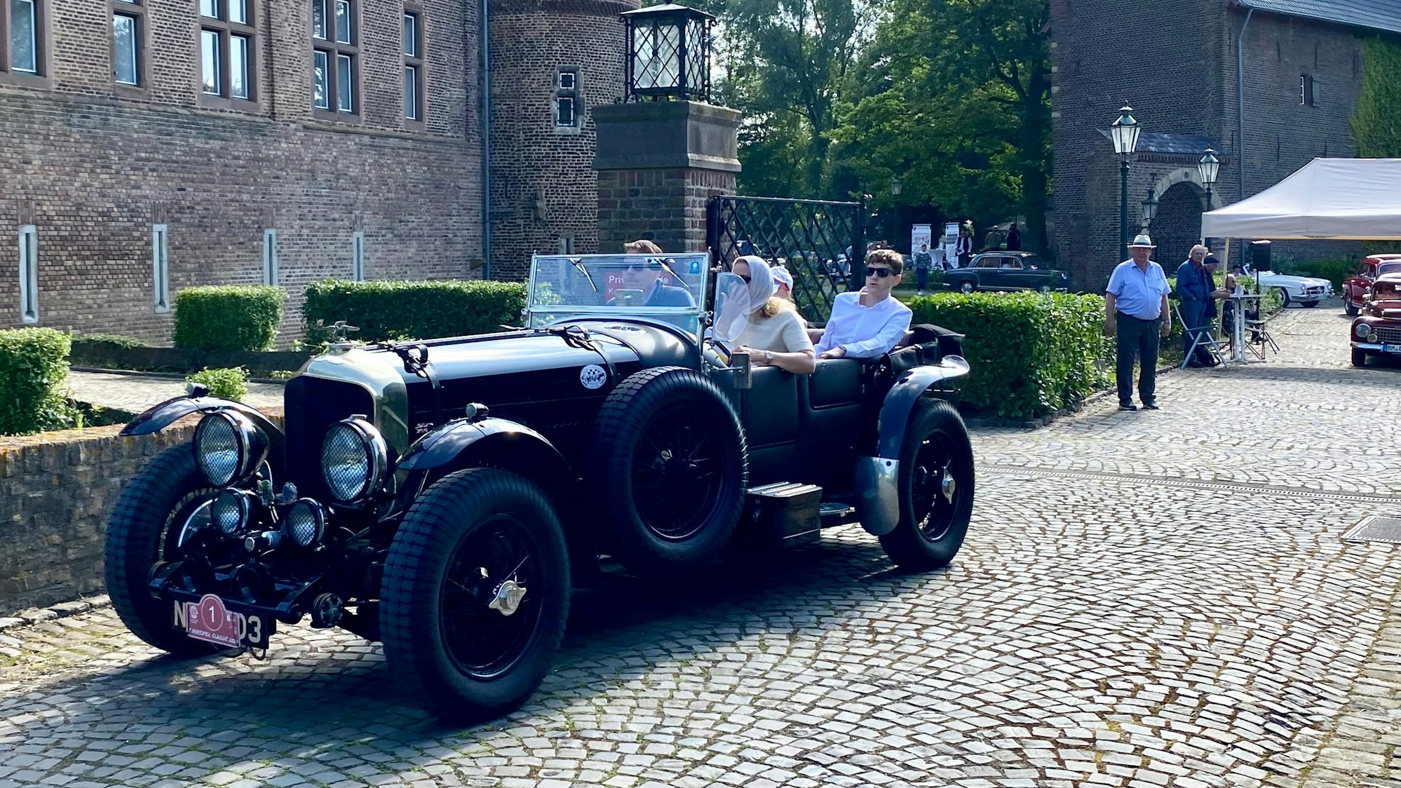 Zu sehen ist ein Oldtimer.