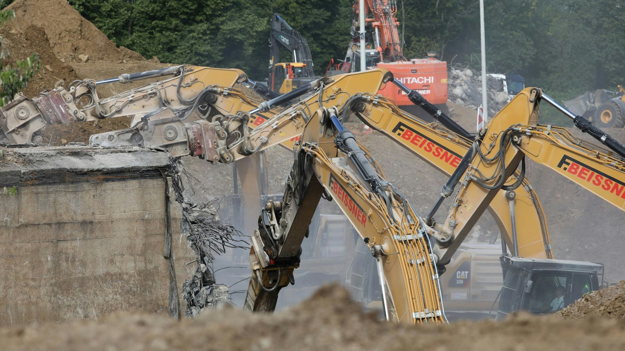 Bagger reißen eine Brücke ab