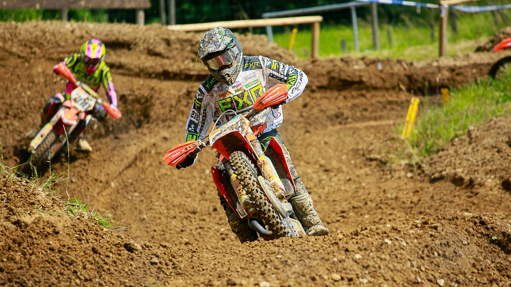 Die Motocrossfahrer haben die Strecke so aufgewühlt, dass sich rechts und links Erdhügel gebildet hatten.