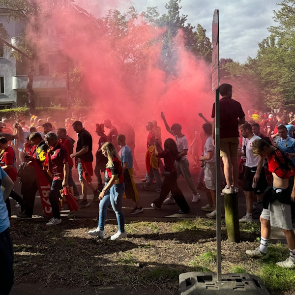 Belgische Fans beim Fanmarsch zum Stadion am Samstagabend (22.06.2024) auf der Friedrich-Schmidt-Straße in Köln.