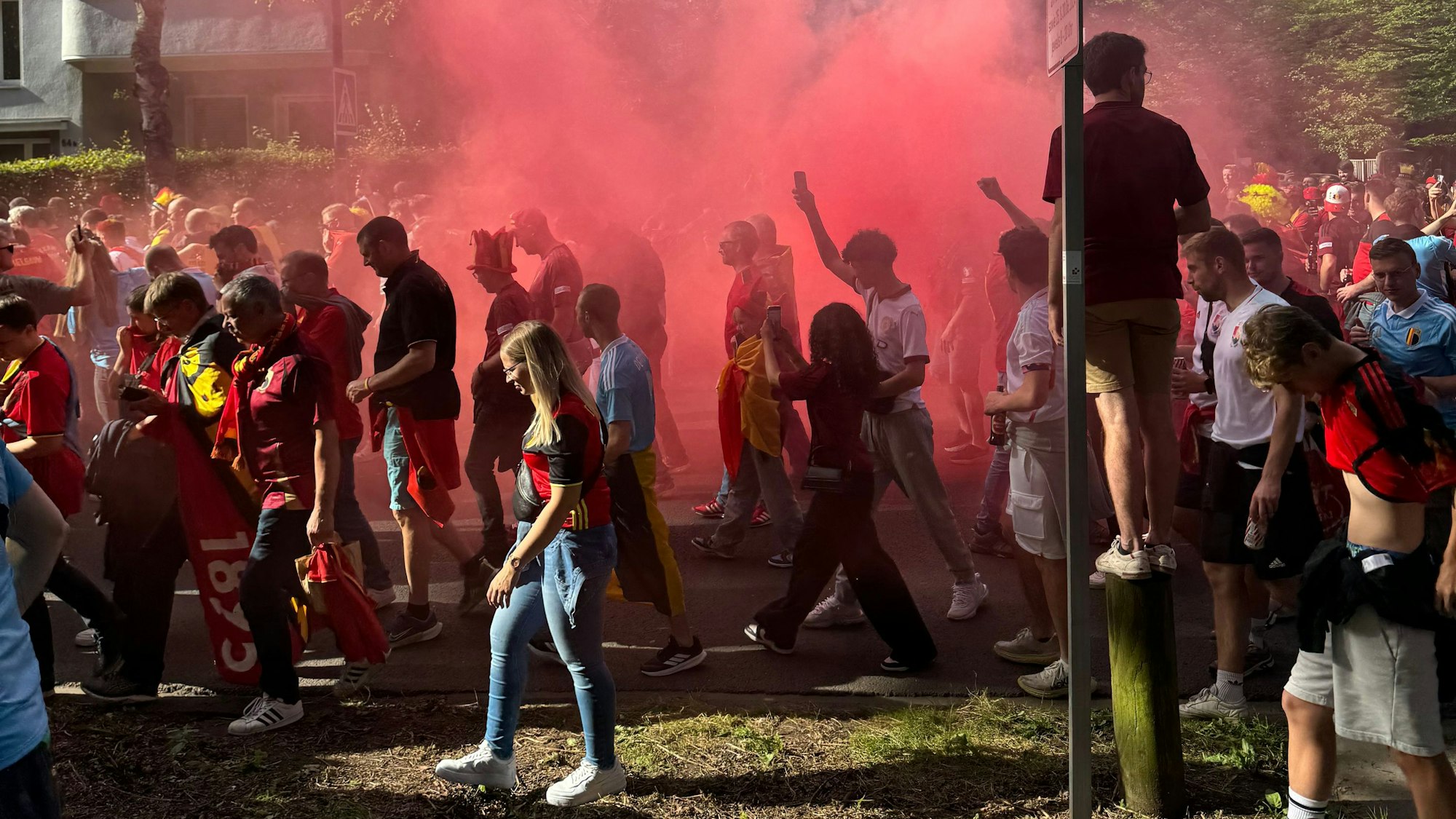 Belgische Fans beim Fanmarsch zum Stadion am Samstagabend (22.06.2024) auf der Friedrich-Schmidt-Straße in Köln.