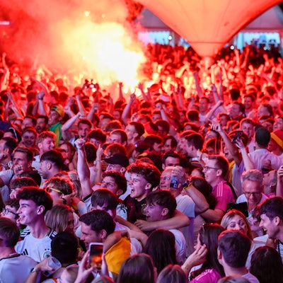 Rauch liegt in der Luft, mindestens eine Person zündete am Tanzbrunnen offenbar Pyrotechnik.