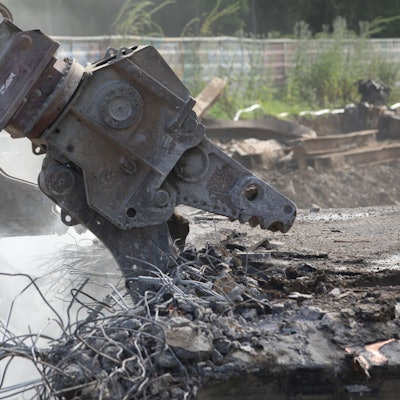 Stählerne Zangen beim Abbruch einer Brücke