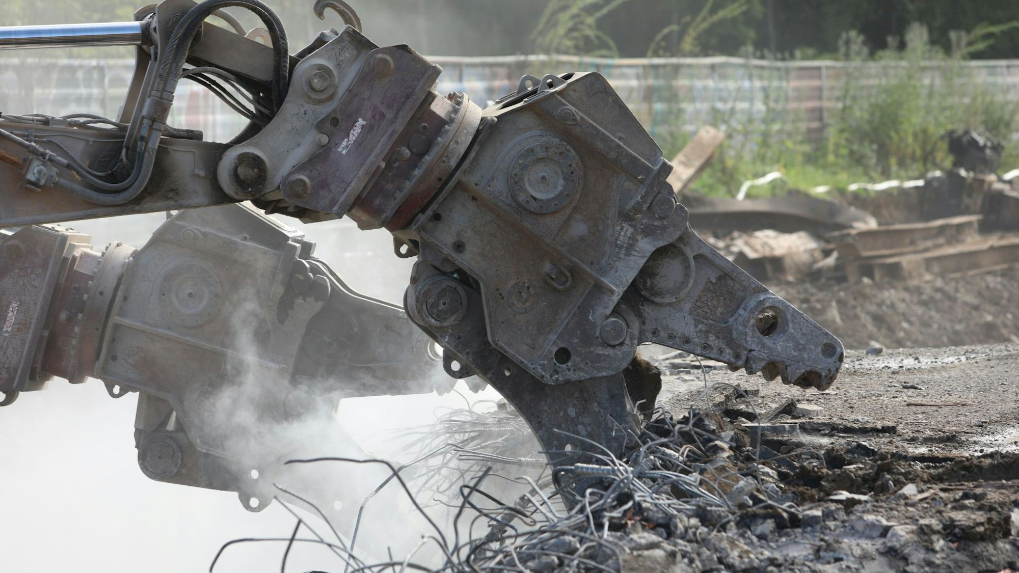 Stählerne Zangen beim Abbruch einer Brücke