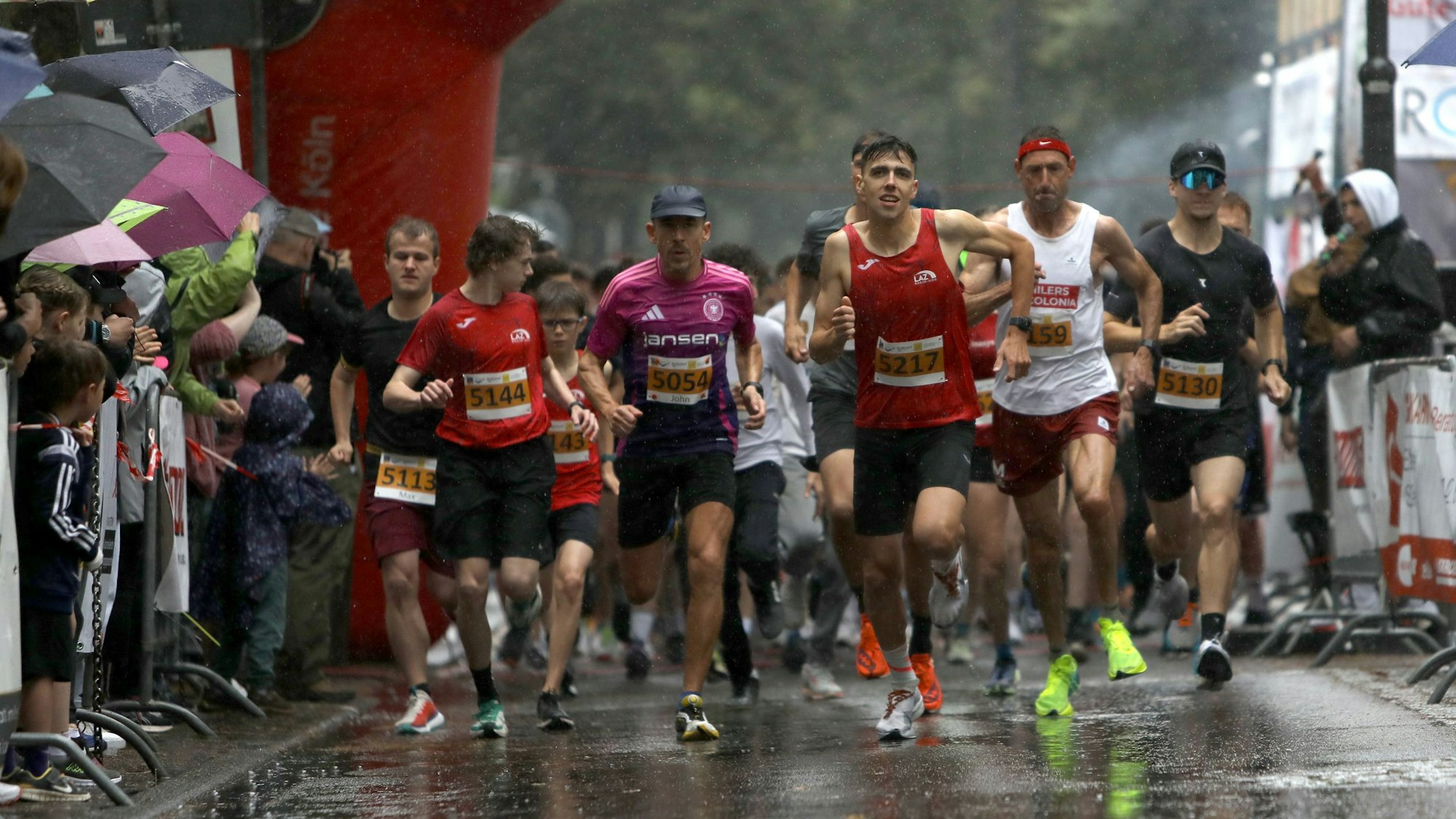 Thorben Werner (Startnummer 5217) vom LAZ Rhein-Sieg hat beim Fünf-Kilometer-Lauf auch am Ende die Nase vorn.