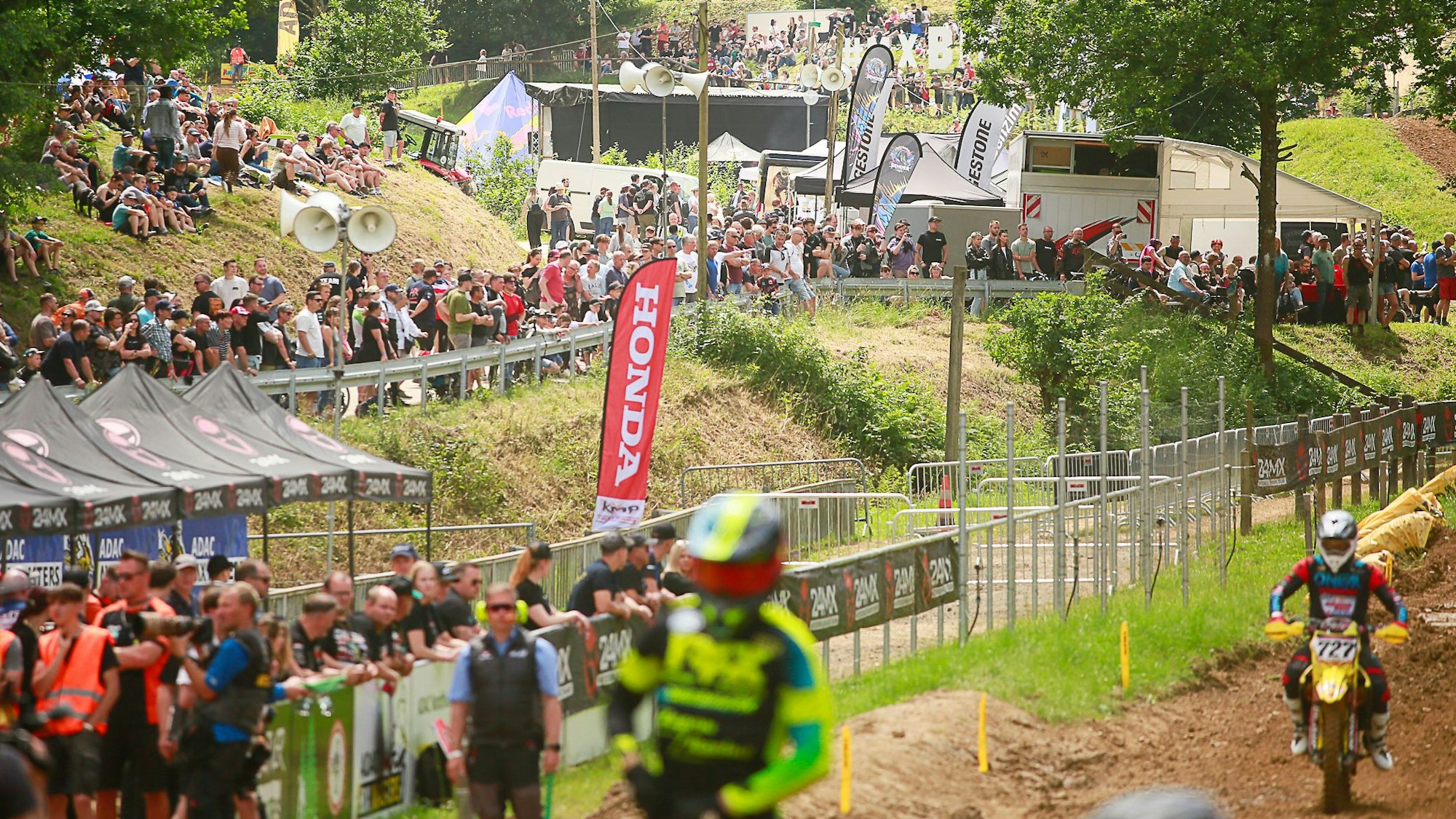 Ein Blick auf den Waldkurs, an dessen Rand sich die Zuschauer tummeln.