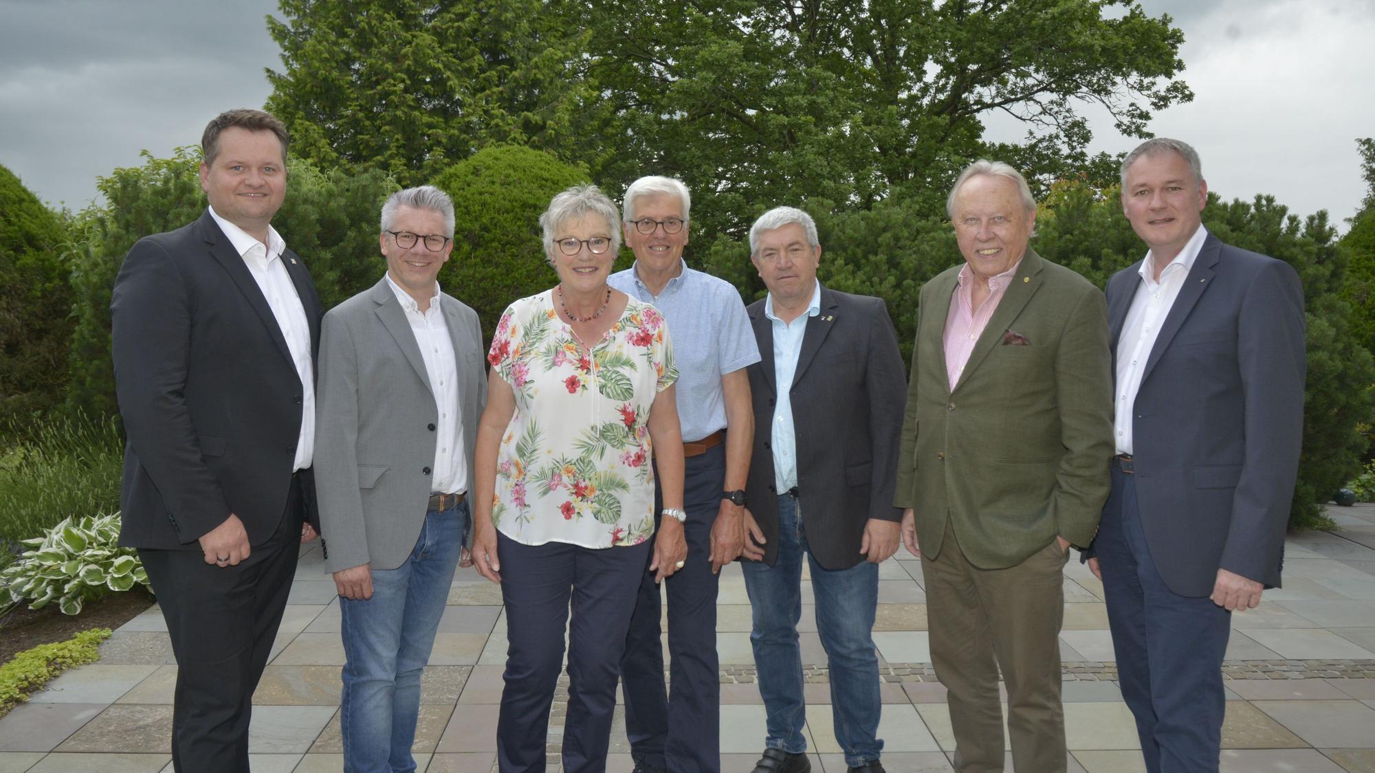 Das Foto zeigt ein Gruppenbild mit der Preisträgerin Brunhilde Clever in der Mitte.