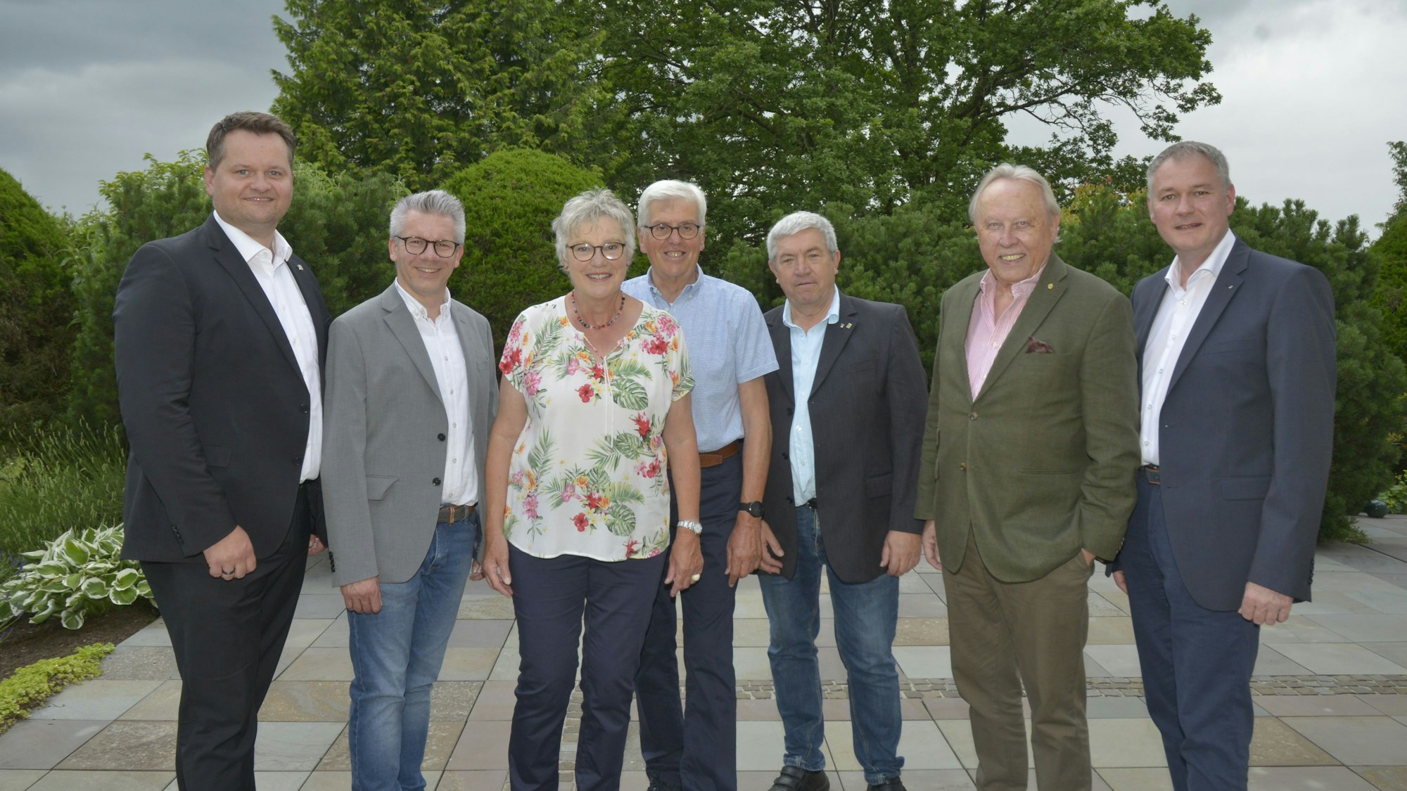 Das Foto zeigt ein Gruppenbild mit der Preisträgerin Brunhilde Clever in der Mitte.