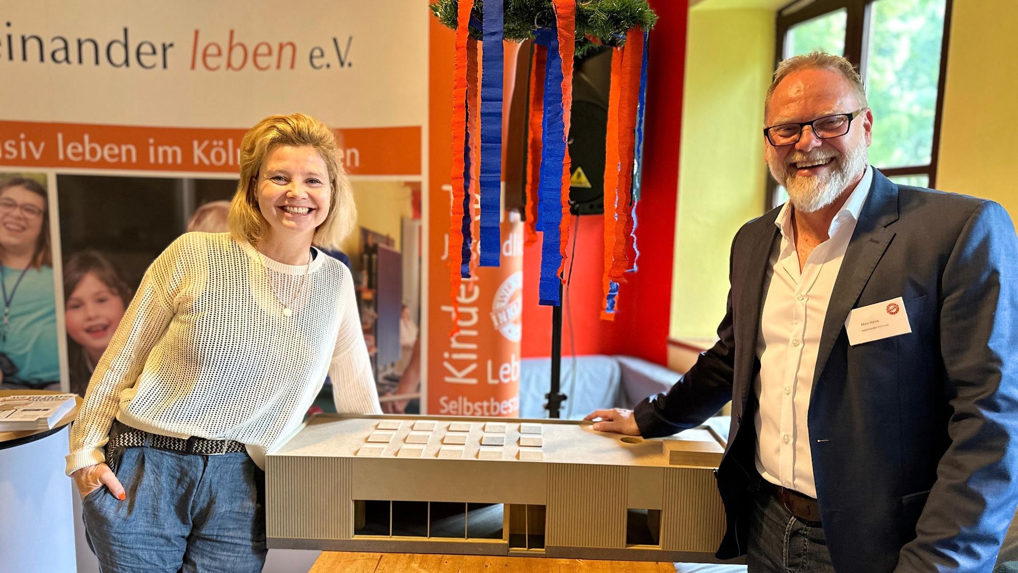 Annette Frier und Marc Haine neben dem Modell der Begegnungsstätte.