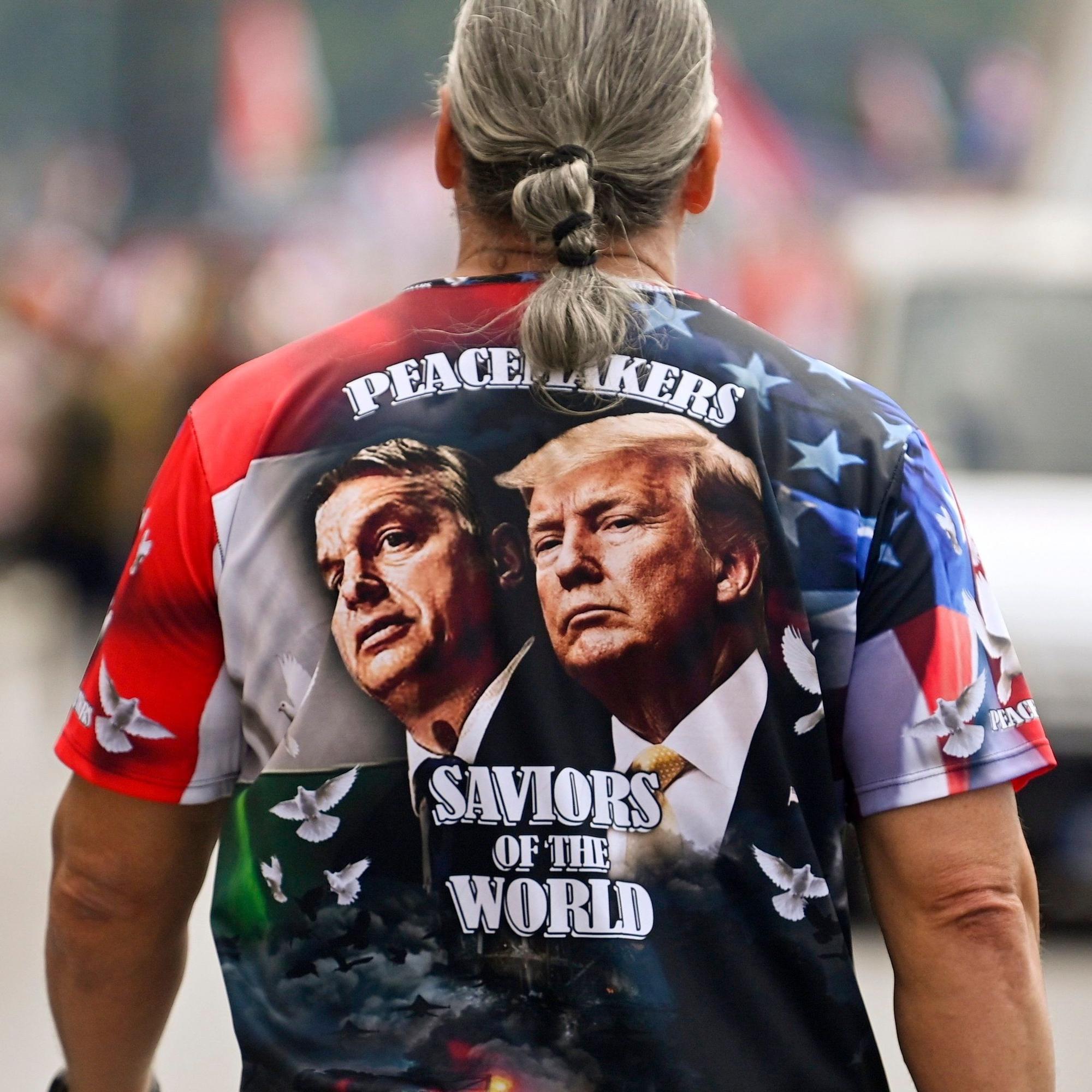 Ein Anhänger von Viktor Orbán und Donald Trump läuft durch die ungarische Hauptstadt Budapest. (Archivbild)