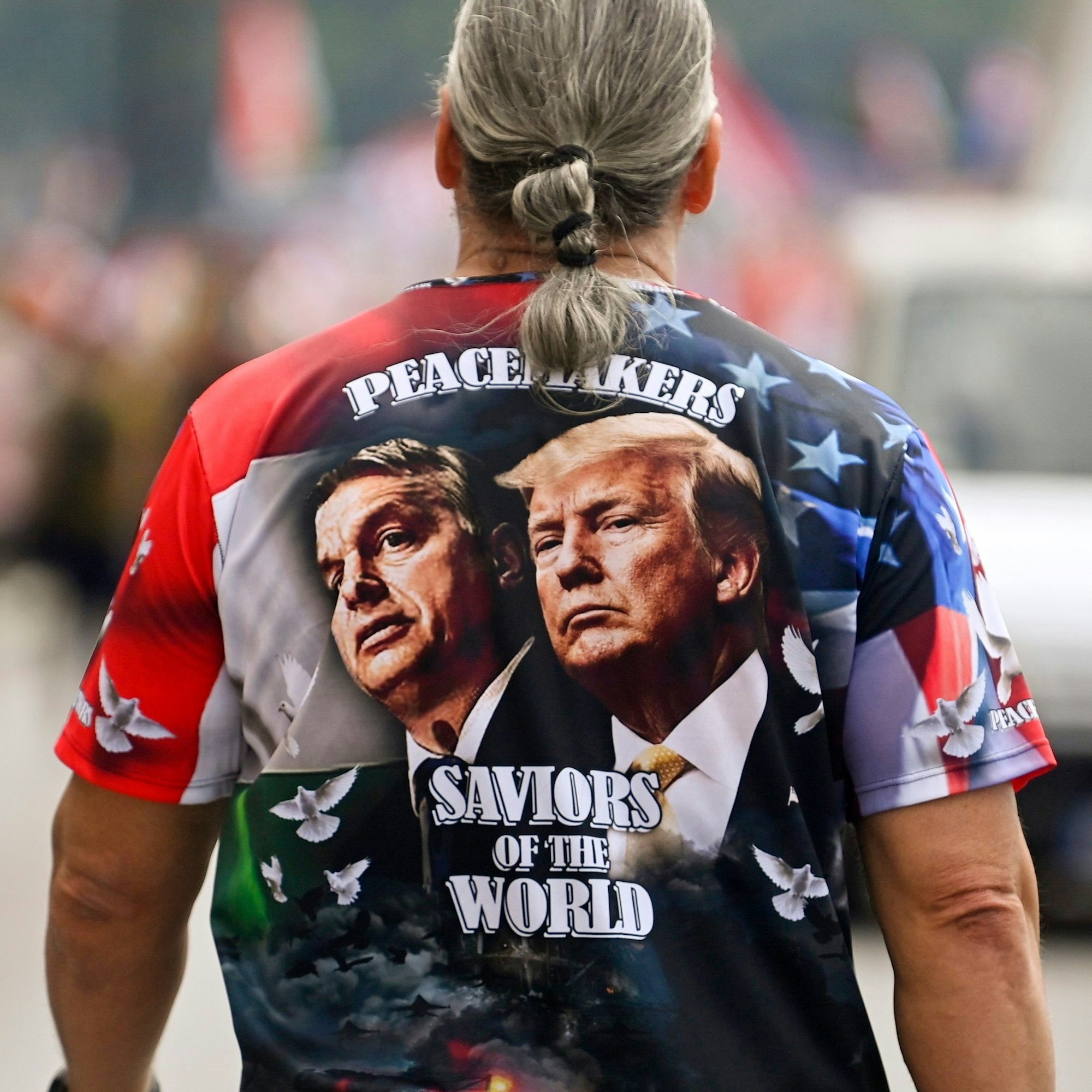 Ein Anhänger von Viktor Orbán und Donald Trump läuft durch die ungarische Hauptstadt Budapest. (Archivbild)