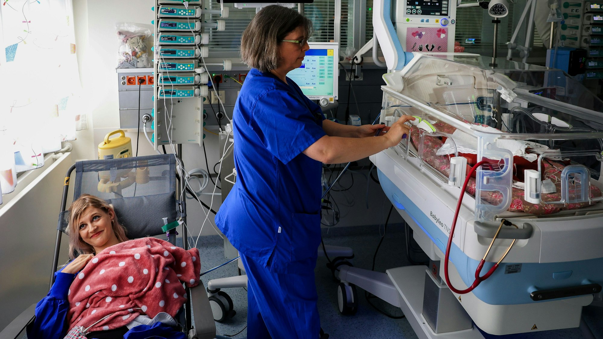 Ein Frühchen, geboren mit 22 Wochen, liegt auf der neonatologischen Intensivstation der Frauenklinik Köln.