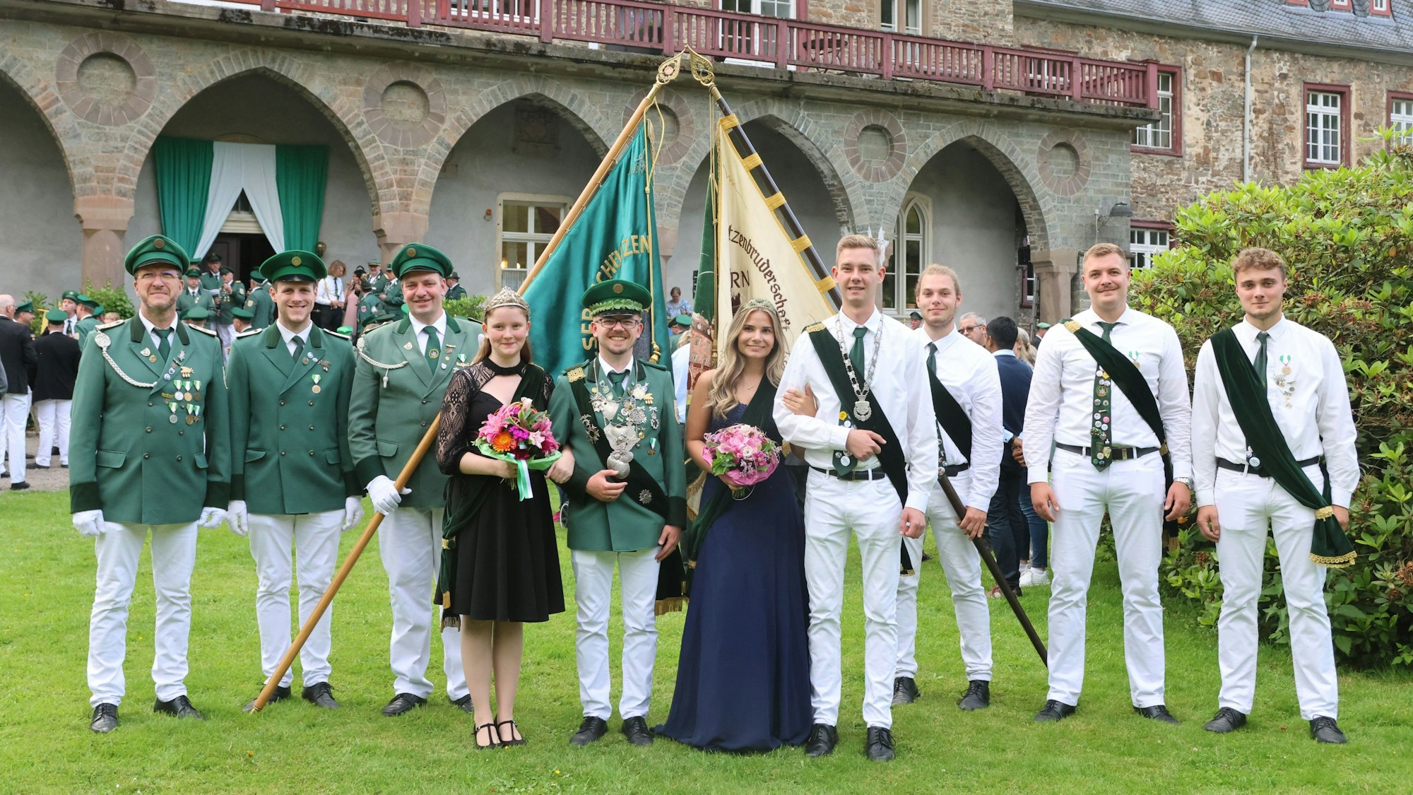 Die Majestäten vor der Schlosskulisse.