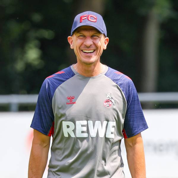 Der neue Chefcoach Gerhard Struber lacht während des Trainings des 1. FC Köln am Geißbockheim.