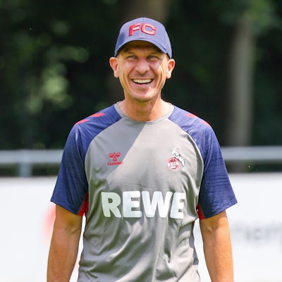 Der neue Chefcoach Gerhard Struber lacht während des Trainings des 1. FC Köln am Geißbockheim.