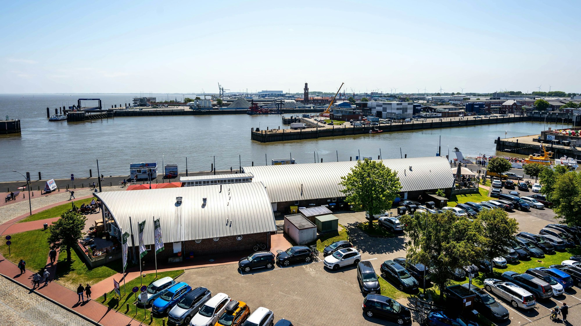 Der Ausblick über den Hafen Cuxhavens von der Aussichtsplattform vom „Hamburger Leuchtturm“. (Archivbild)