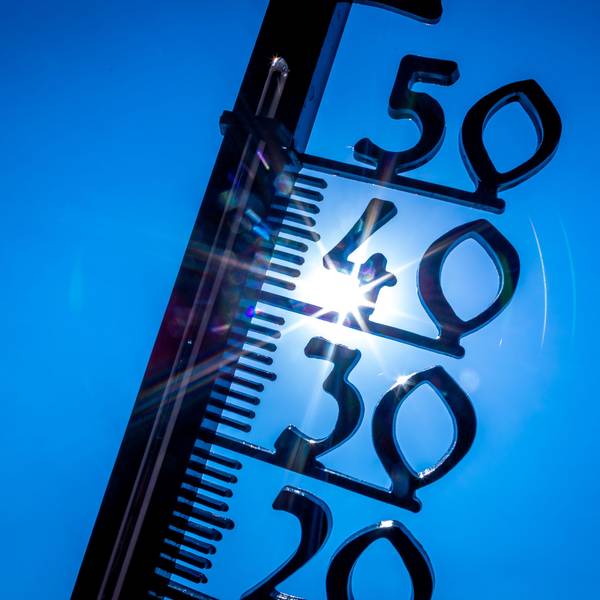 Ein Außenthermometer zeigt die Temperatur von knapp 40 Grad an.
