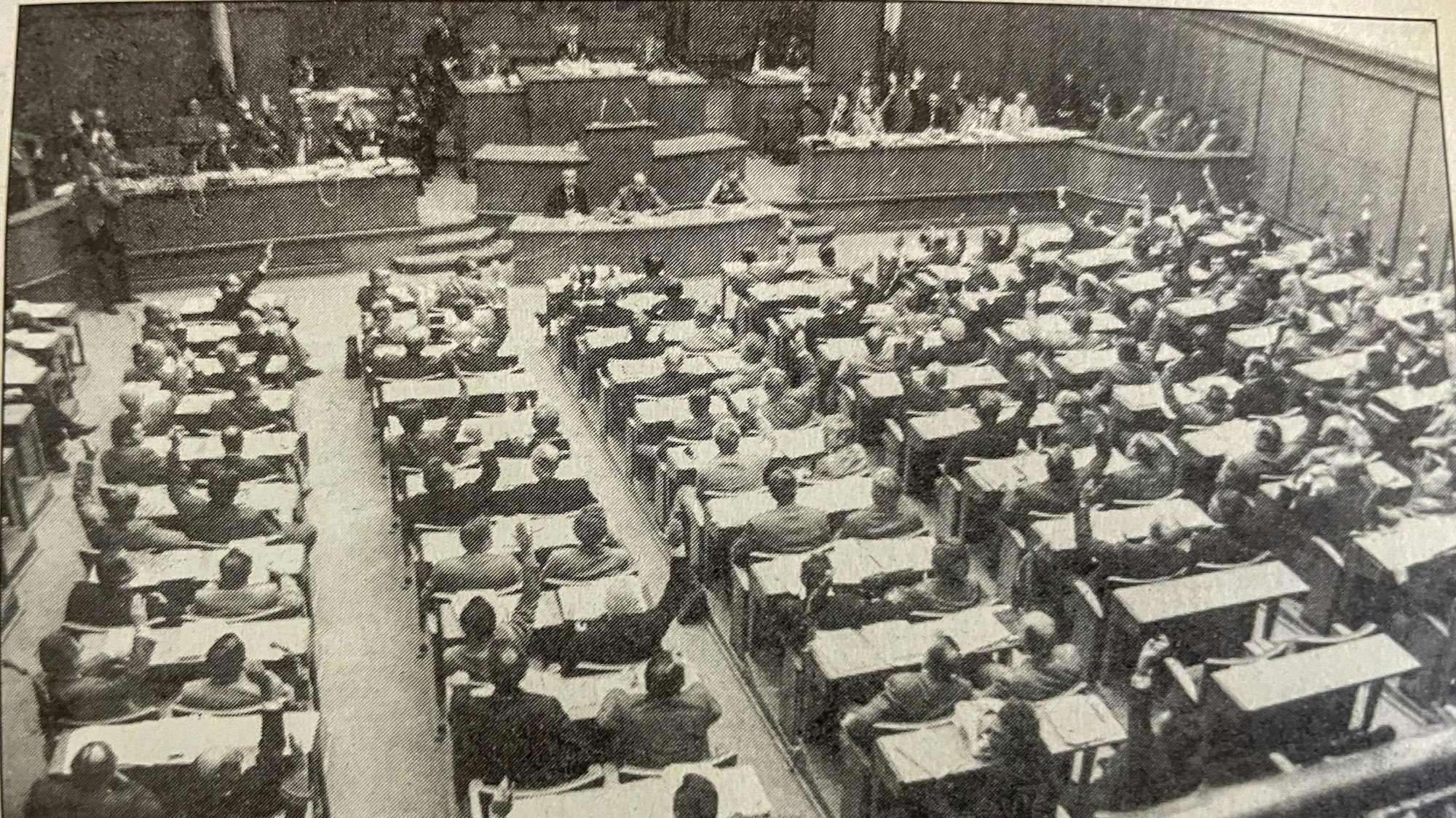 Die historische Abstimmung im NRW-Landtag am 27. September 1974.