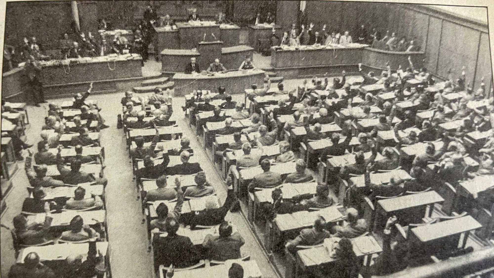 Die historische Abstimmung im NRW-Landtag am 27. September 1974.