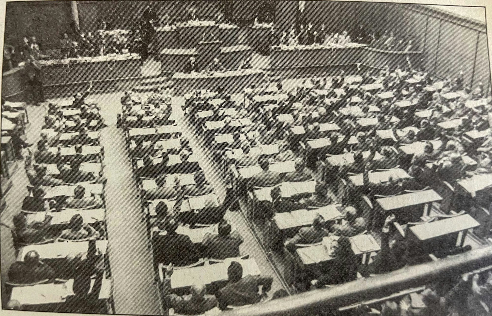 Die historische Abstimmung im NRW-Landtag am 27. September 1974.