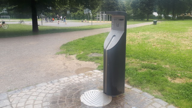 Seit März 2021 versorgt ein Trinkwasserbrunnen die Gäste des Lohseparks. Nun sollen in weiteren Grünflächen, Spielplätzen und dem Nippeser Markt ebenfalls Wasserspender hinzukommen.