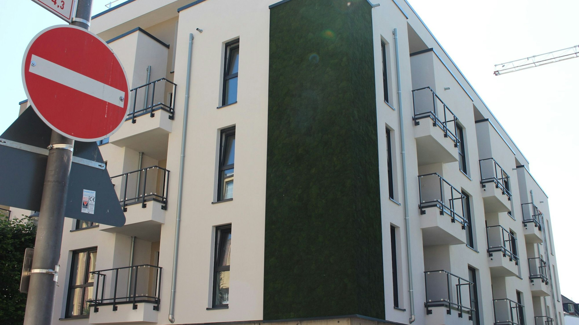 Die Ecke des Gebäudes ist mit einer dichten Mooswand versehen worden.