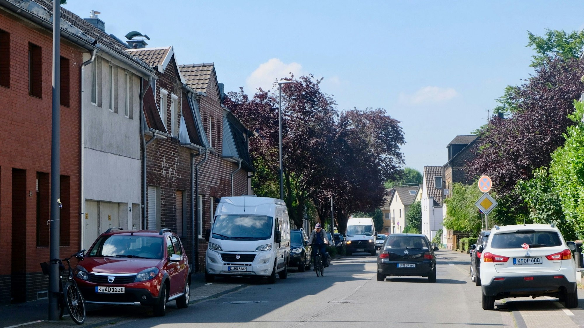 Die schmale Molktestraße ist stets stark befahren. Wohnhäuser stehen dicht an der Straße.