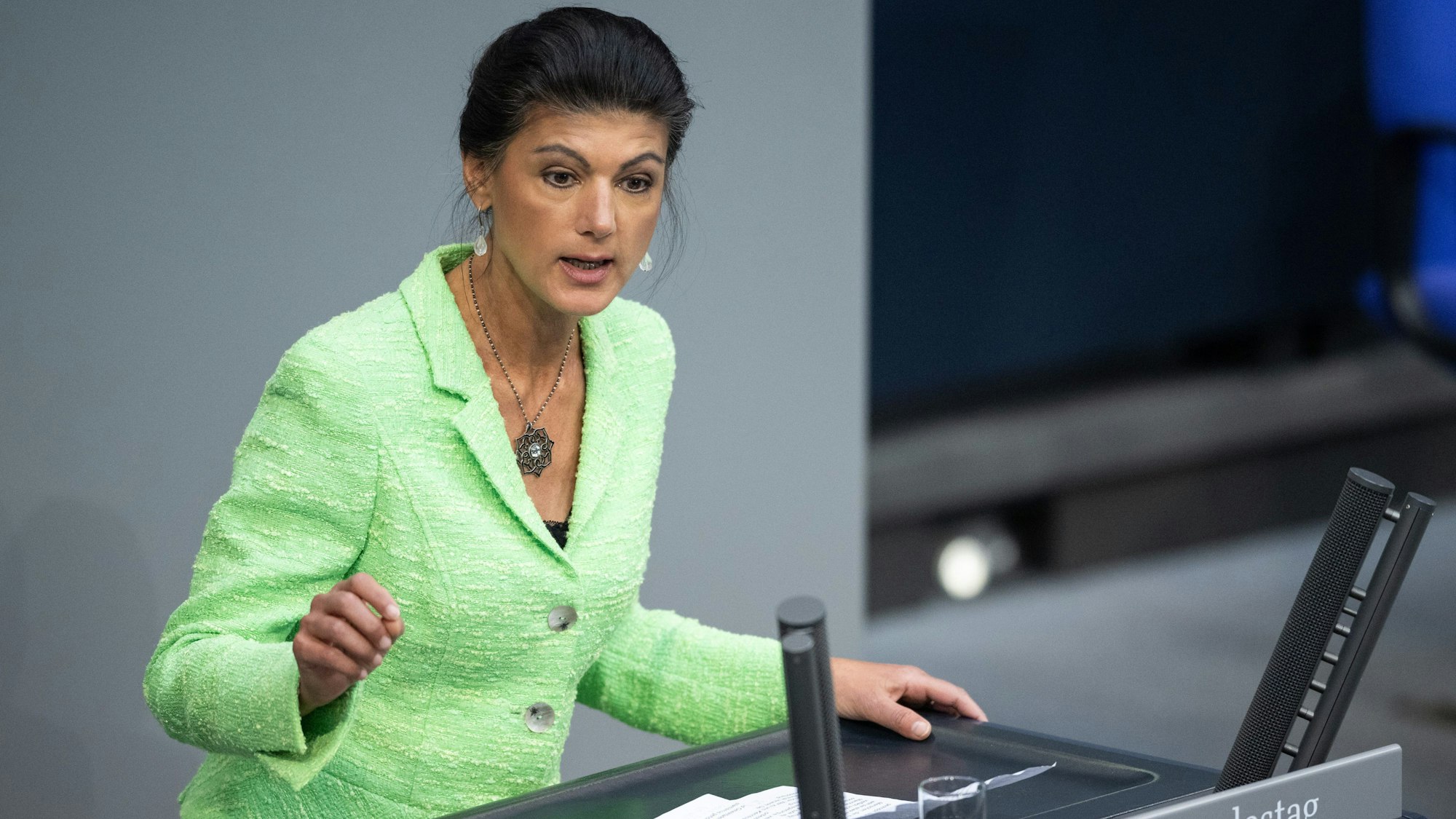 Sahra Wagenknecht, Bundesvorsitzende vom Bündnis Sahra Wagenknecht (BSW), spricht im Bundestag.