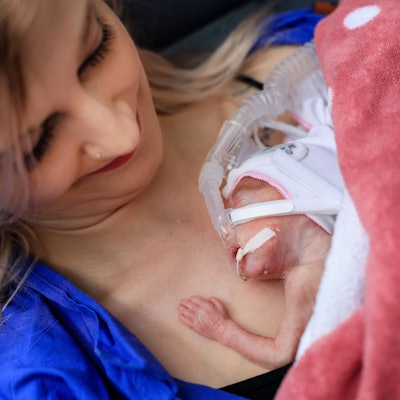 Ein Frühchen liegt auf der neonatologischen Intensivstation der Frauenklinik Köln auf der Brust ihrer Mutter Vanessa Janssen.