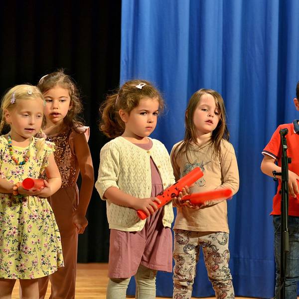 Vier Mädchen und zwei Jungen während ihres Auftritts im Stadttheater.