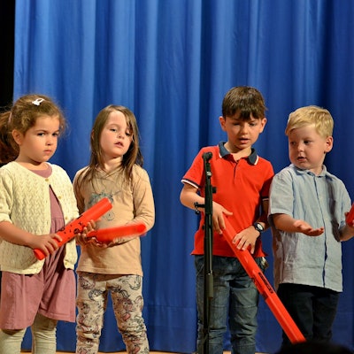 Vier Mädchen und zwei Jungen während ihres Auftritts im Stadttheater.