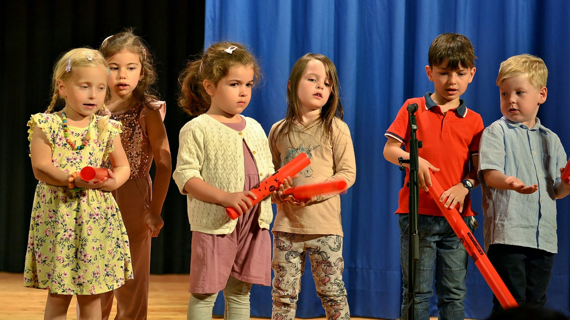 Vier Mädchen und zwei Jungen während ihres Auftritts im Stadttheater.
