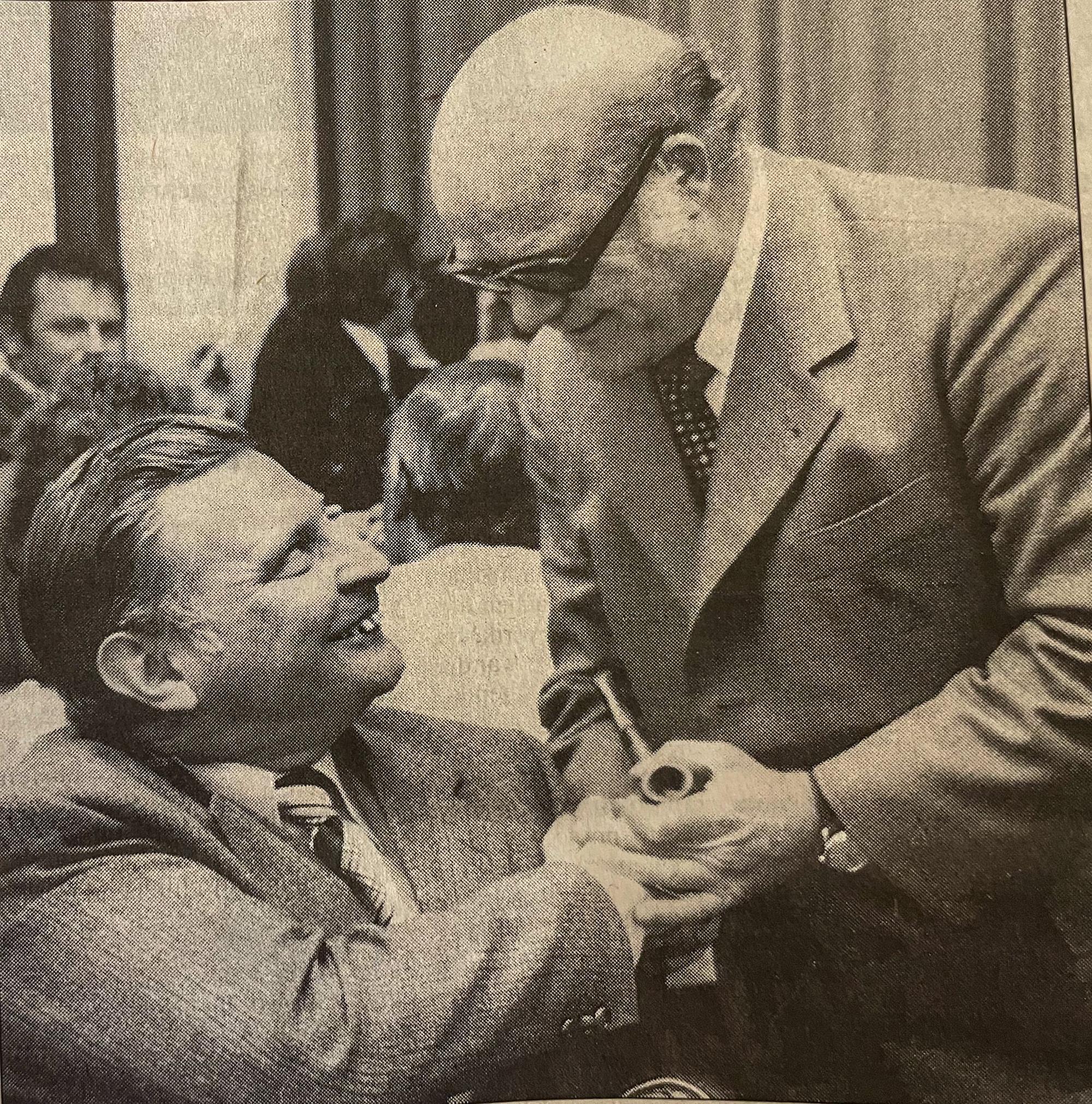 Nach der Abstimmung im Düsseldorfer Landtag am 27. September 1974: Bruno Krupp (l.l), damals SPD-Landtagsabgeordneter, später Oberstadtdirektor, mit Oberbürgermeister Wilhelm Dopatka.