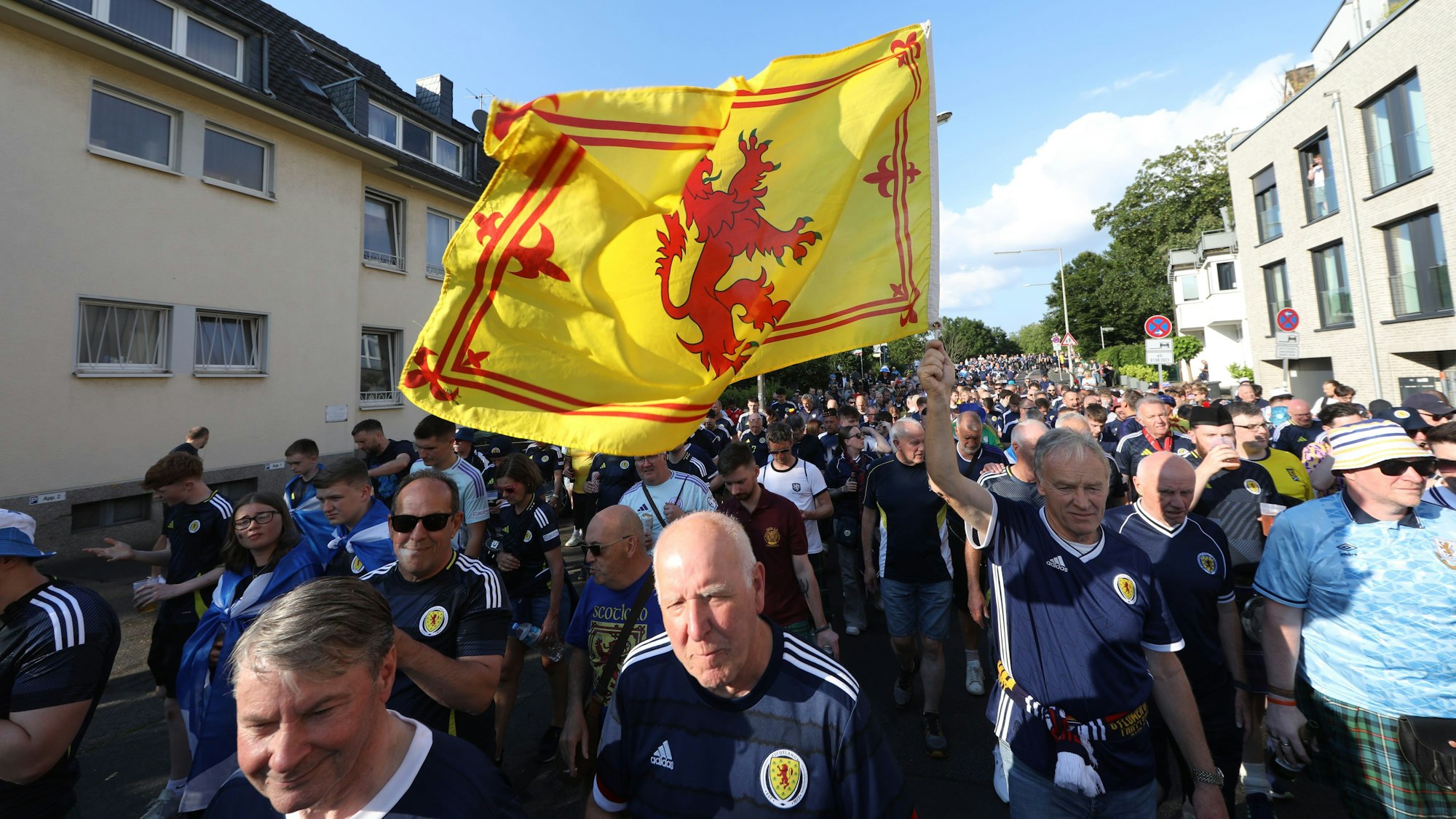 19.06.2024, Köln: Schottische Fußballfans marschieren bei einem Fanmarsch zum „Cologne Stadium“. Foto: Arton Krasniqi