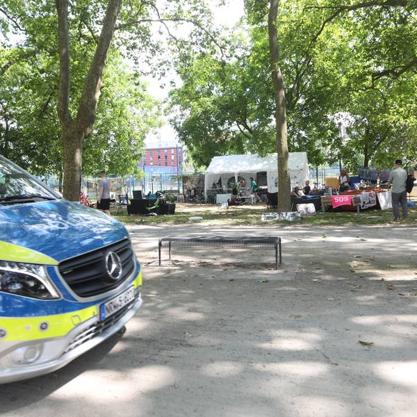 Ein Polizeiauto steht vor dem pro-palästinensischen Protestcamp an der Uni Köln.