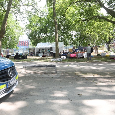Ein Polizeiauto steht vor dem pro-palästinensischen Protestcamp an der Uni Köln.