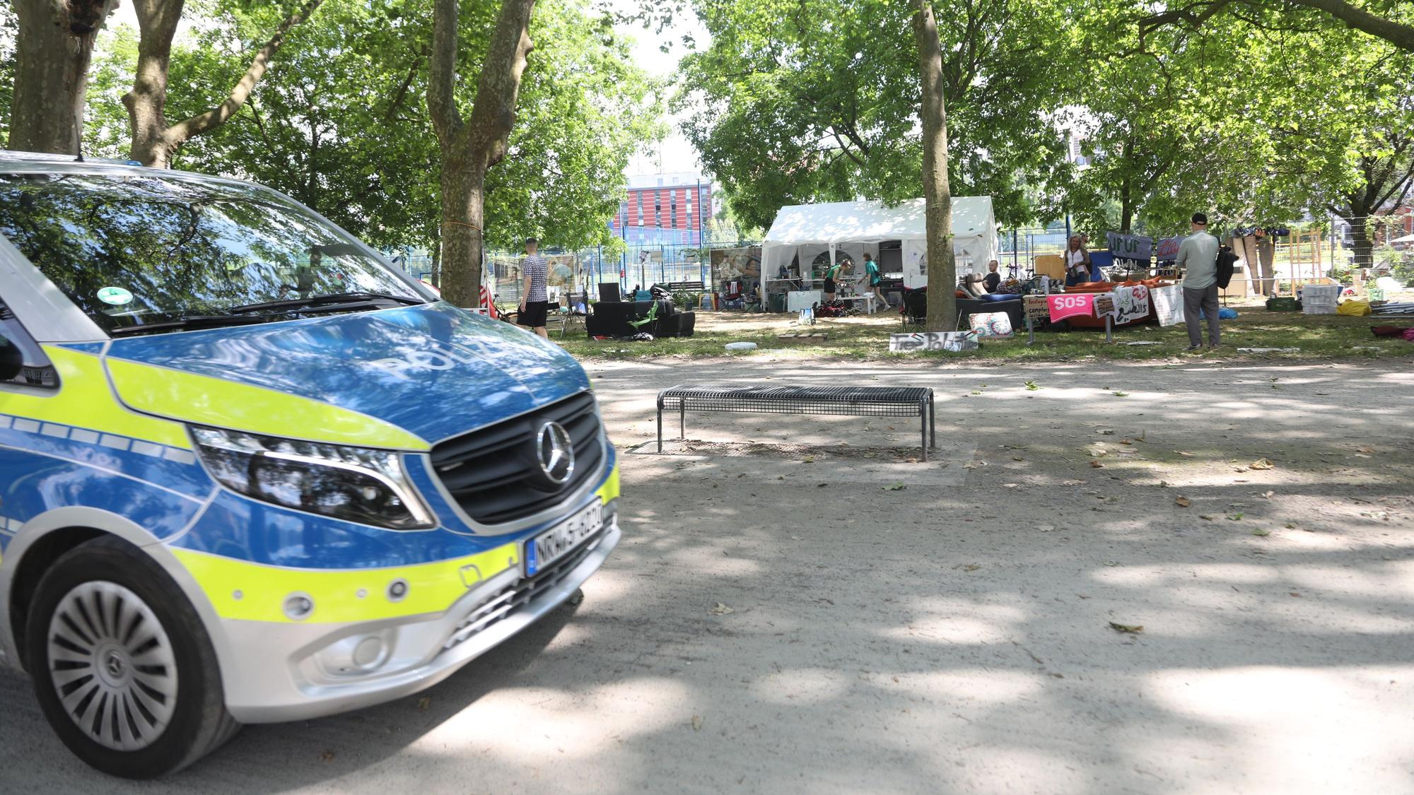 Ein Polizeiauto steht vor dem pro-palästinensischen Protestcamp an der Uni Köln.
